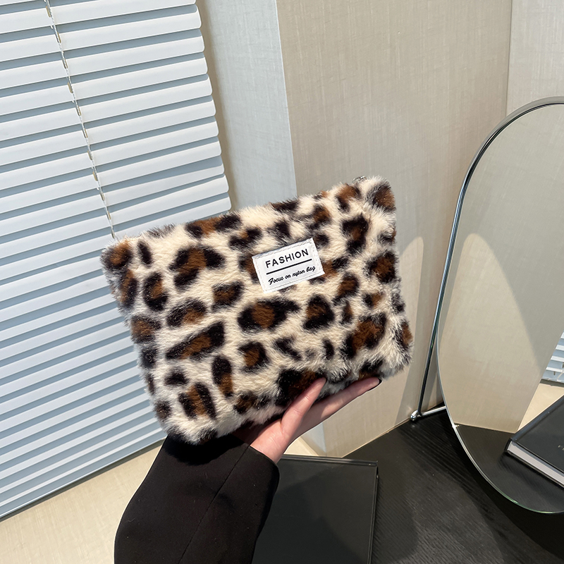 ヒョウ柄ぬいぐるみ化粧バッグ大容量ポータブル旅行用トイレタリ - Travel Accessories Toiletries のレビューと価格